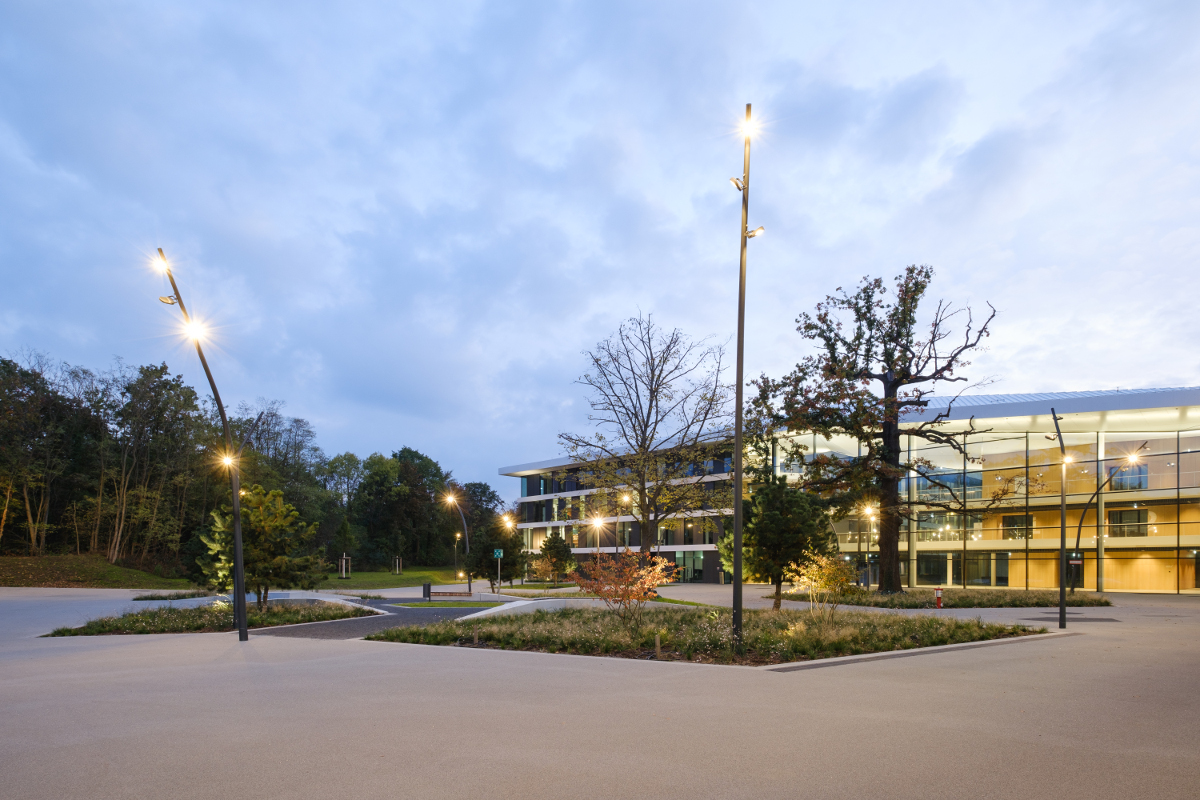 Ansicht des DFB Campus Außenbereichs bei Nacht